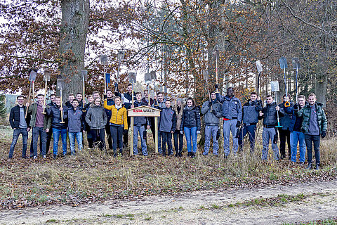 ESTA Azubis pflanzen ESTA Unternehmenswald