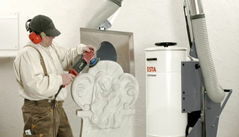 Qualifizierte Mitarbeiter bei der Bearbeitung der Steinstäube.