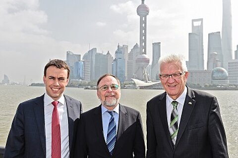 Nils Schmid, Dr. Peter Kulitz und Winfried Kretschmann auf einer Delegationsreise in Shanghai. Nils Schmid, Dr. Peter Kulitz und Winfried Kretschmann auf einer Delegationsreise in Shanghai.