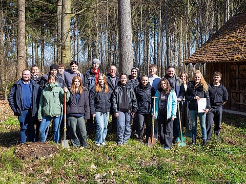 Gruppenbild: ESTA Azubis forsten Wald auf
