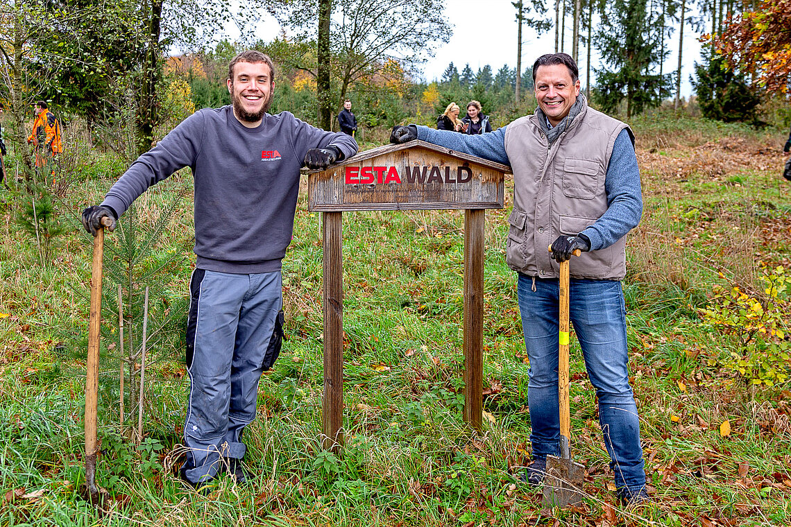 Azubi und Geschäftsführer am ESTA Wald Schild