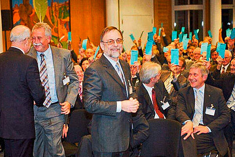 Dr. Peter Kulitz bei der Abstimmung in der Vertreterversammlung der Ulmer Volksbank. Dr. Peter Kulitz bei der Abstimmung in der Vertreterversammlung der Ulmer Volksbank.