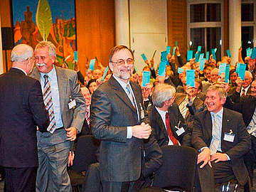Dr. Peter Kulitz voting at the representatives' meeting of Ulmer Volksbank.