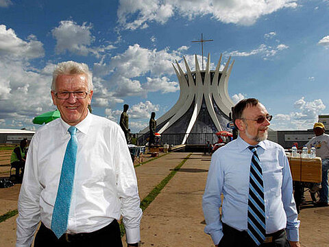 Winfried Kretschmann with Dr. Kulitz in Brasilia in front of the cathedral of Oscar Niemeye. 