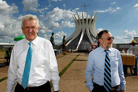 Winfried Kretschmann mit Dr. Kulitz in Brasilia vor der Kathedrale von Oscar Niemeye. Winfried Kretschmann mit Dr. Kulitz in Brasilia vor der Kathedrale von Oscar Niemeye.