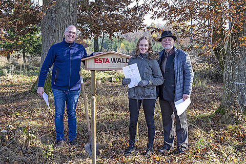 ESTA Geschäftsführer Dr. Peter Kulitz, ESTA Auszubildende und Freiherr Constantin von Ulm-Erbach im ESTA Wald ESTA Geschäftsführer Dr. Peter Kulitz, ESTA Auszubildende und Freiherr Constantin von Ulm-Erbach im ESTA Unternehmenswald