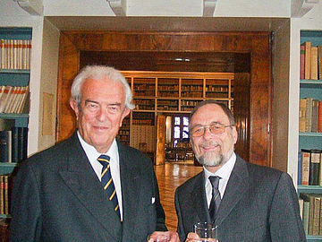 Dr. Peter Kulitz congratulates Georg Fürst von Waldburg-Zeil on his 80th birthday.