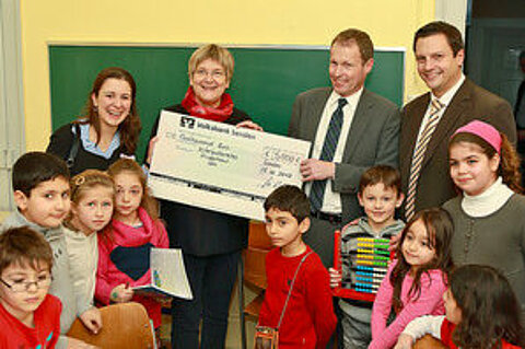 Jessica Kulitz, Jürgen Gast und Philipp Raunitschke bei der Spendenübergabe an das interkulturelle Kinderhaus in Ulm.