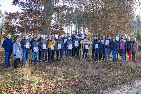 Die Auszubildenden von ESTA mit ihren Baumpatenschaftsurkunden für Bäume im ESTA Wald Die Auszubildenden von ESTA mit ihren Baumpatenschaftsurkunden für Bäume im ESTA Wald