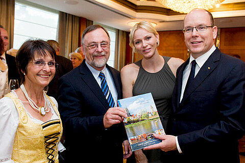 Ehepaar Kulitz mit Prince Albert II von Monaco und seiner Frau Charlène. Ehepaar Kulitz mit Prince Albert II von Monaco und seiner Frau Charlène.