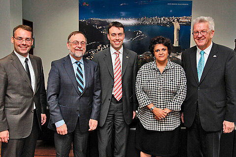 Peter Friedrich, Dr. Peter Kulitz, Nils Schmid, Izabella Teixeira und Winfried Kretschmann. Peter Friedrich, Dr. Peter Kulitz, Nils Schmid, Izabella Teixeira und Winfried Kretschmann.