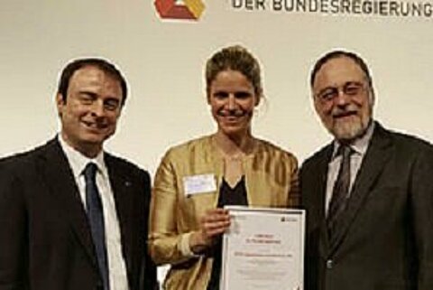 Alexander Kulitz, Jenny Göser and Dr. Peter Kulitz at the CSR award ceremony. Alexander Kulitz, Jenny Göser and Dr. Peter Kulitz at the CSR award ceremony.