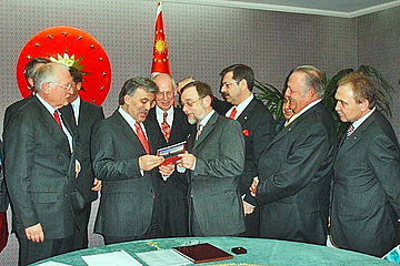 Günther Verheugen, Staatspräsident Abdullah Gül, Ludwig Georg Braun und Dr. Peter Kulitz in Ankara.