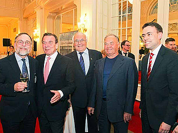 Dr. Peter Kulitz, Gerhard Schröder, Martin Herrenknecht, a Russian guest and Nils Schmid at the reception of the Baden-Württemberg state government in St. Petersburg.