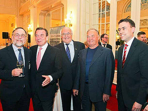 Dr. Peter Kulitz, Gerhard Schröder, Martin Herrenknecht, a Russian guest and Nils Schmid at the reception of the Baden-Württemberg state government in St. Petersburg.