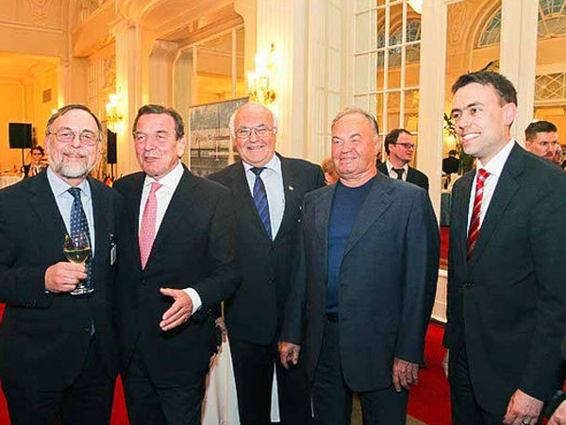 Dr. Peter Kulitz, Gerhard Schröder, Martin Herrenknecht, a Russian guest and Nils Schmid at the reception of the Baden-Württemberg state government in St. Petersburg. Dr. Peter Kulitz, Gerhard Schröder, Martin Herrenknecht, a Russian guest and Nils Schmid at the reception of the Baden-Württemberg state government in St. Petersburg.