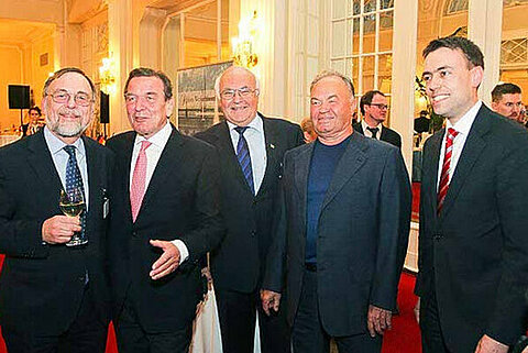 Dr. Peter Kulitz, Gerhard Schröder, Martin Herrenknecht, ein russischer Gast und Nils Schmid auf dem Empfang der baden-württembergischen Landesregierung in Sankt Petersburg. Dr. Peter Kulitz, Gerhard Schröder, Martin Herrenknecht, ein russischer Gast und Nils Schmid auf dem Empfang der baden-württembergischen Landesregierung in Sankt Petersburg.