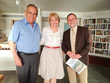 ESTA Managing Director Dr. Peter Kulitz, Stef Wertheimer and Lynn Holstein in Tel Aviv.