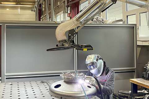 Punktuelle Erfassung von Schweißrauch mit flexiblem ESTA Absaugarm