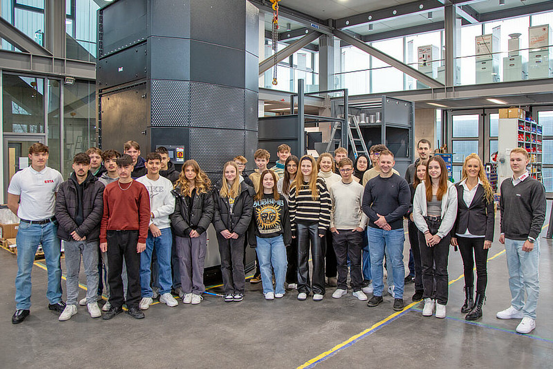 Schülerinnen und Schüler der Städtischen Wirtschaftsschule Senden zu Gast bei ESTA Schülerinnen und Schüler der Städtischen Wirtschaftsschule Senden zu Gast bei ESTA