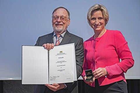 V.r.: Dr. Nicole Hoffmeister-Kraut, Ministerin für Wirtschaft, Arbeit und Tourismus überreichte Dr. Peter Kulitz, ESTA Geschäftsführer, die Wirtschaftsmedaille des Landes Baden-Württemberg. Quelle: Jürgen Kappelmeier