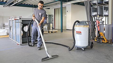 Die DUROSOG W-Serie von ESTA reinigt großflächige Böden.