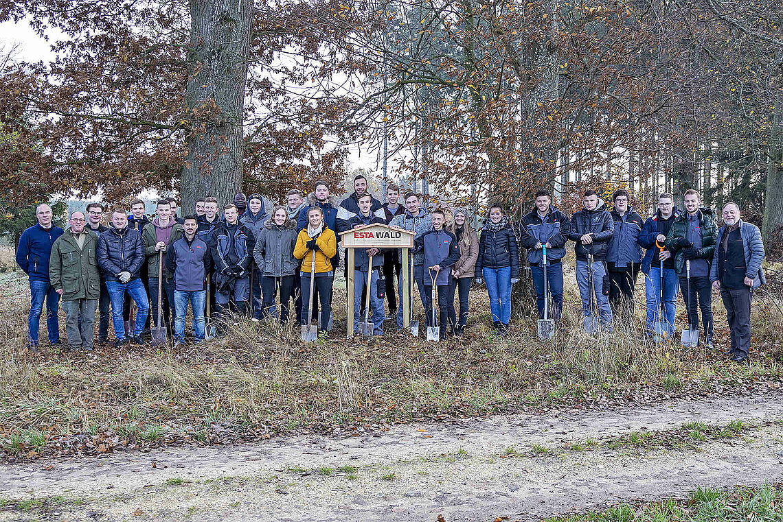 Die Auszubildenden von ESTA bei der Azubi-Baumpflanzaktion Die Auszubildenden von ESTA bei der Azubi-Baumpflanzaktion