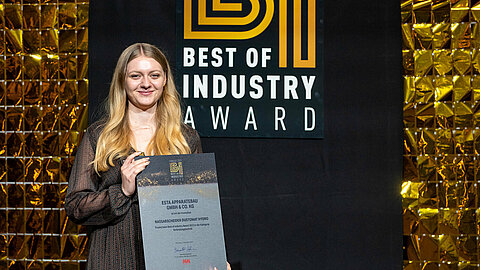 Head of Marketing Christine Bartsch with the award Head of Marketing Christine Bartsch with the award