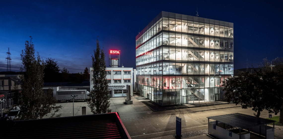 ESTA Gebäude bei Nacht