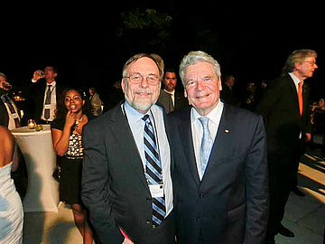 Dr. Peter Kulitz with Joachim Gauck in the garden of the German Consulate General in Rio de Janeiro.