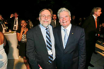 Dr. Peter Kulitz mit Joachim Gauck im Garten des deutschen Generalkonsulats in Rio de Janeiro.
