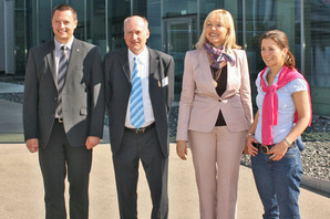 Philipp Raunitschke und Jessica Kulitz begrüßen Staatsministerin Beate Merk bei ihrem Besuch bei ESTA.