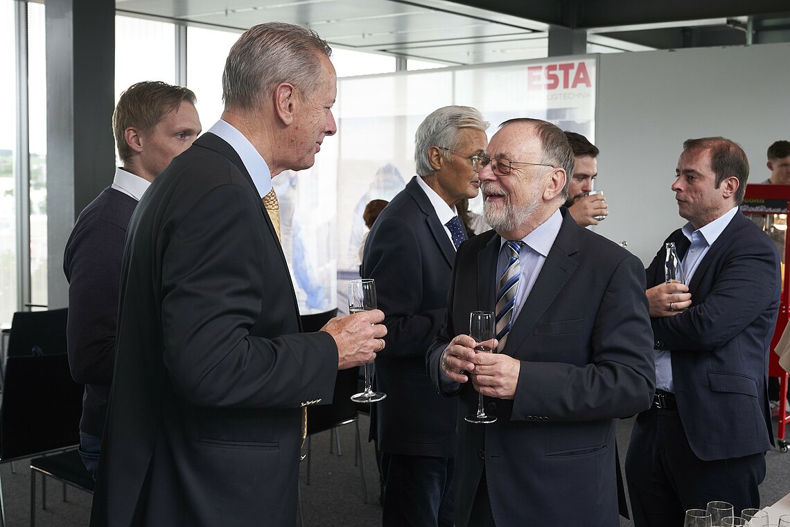 IHK Ulm & Schwaben zu Besuch bei ESTA IHK Ulm & Schwaben zu Besuch bei ESTA