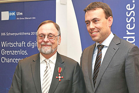 Nils Schmid überreicht Dr. Peter Kulitz das Bundesverdienstkreuz. Nils Schmid überreicht Dr. Peter Kulitz das Bundesverdienstkreuz.