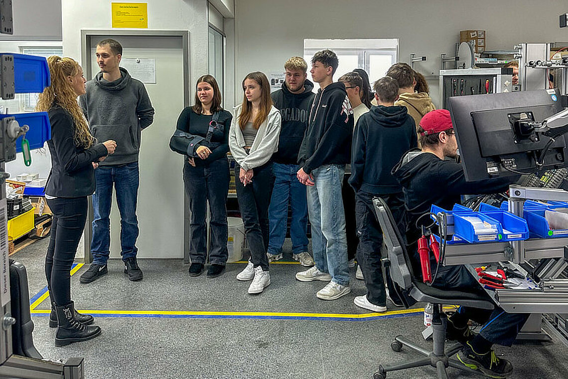 Schülerinnen und Schüler der Städtischen Wirtschaftsschule Senden zu Gast bei ESTA Schülerinnen und Schüler der Städtischen Wirtschaftsschule Senden zu Gast bei ESTA