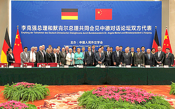 Zusammentreffen Dr. Peter Kulitz und weiterer Mitglieder des Dialogforums mit Bundeskanzlerin Angela Merkel und Ministerpräsident Li Keqiang in der ‚Großen Halle des Volkes‘ in Peking