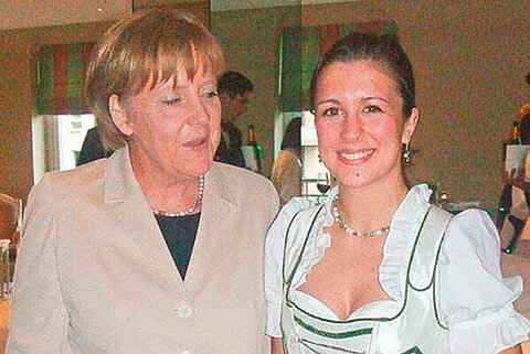 Dr. Angela Merkel mit ESTA Gesellschafterin Jessica Kulitz. Dr. Angela Merkel mit ESTA Gesellschafterin Jessica Kulitz.