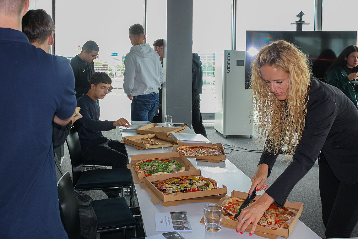 Gemeinsames Pizzaessen mit den neuen Azubis von ESTA Gemeinsames Pizzaessen mit den neuen Azubis von ESTA