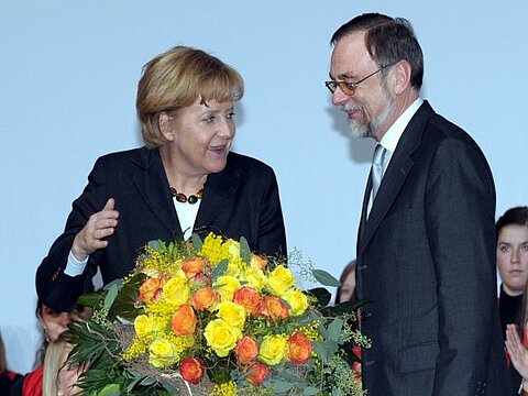 A bouquet of flowers by IHK President Dr. Kulitz for the Federal Chancellor.