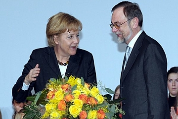 Ein Blumenstrauß von IHK Präsident Dr. Kulitz für die Bundeskanzlerin.