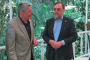 Joachim Gauck im Gespräch mit Dr. Kulitz während einer Delegationsreise in Südamerika.