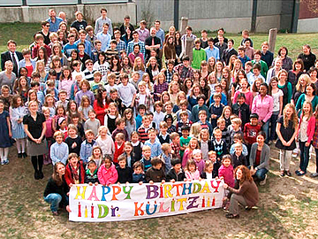 Die Schülerinnen und Schüler der Internationalen Schule Ulm/Neu-Ulm gratulieren Dr. Peter Kulitz zu seinem 60. Geburtstag.