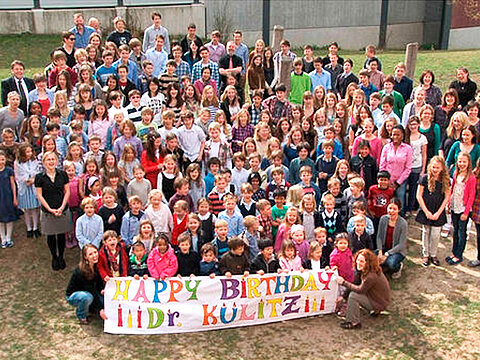 Die Schülerinnen und Schüler der Internationalen Schule Ulm/Neu-Ulm gratulieren Dr. Peter Kulitz zu seinem 60. Geburtstag. Die Schülerinnen und Schüler der Internationalen Schule Ulm/Neu-Ulm gratulieren Dr. Peter Kulitz zu seinem 60. Geburtstag.