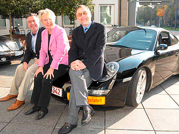 Dr. Peter Kulitz, Dr. Annette Schavan and Alois Ruf in front of an eRUF.