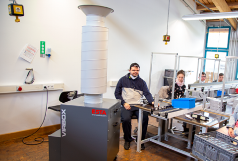 Raumluftreiniger VirBox in einer Werkstatt Raumluftreiniger VirBox in einer Werkstatt