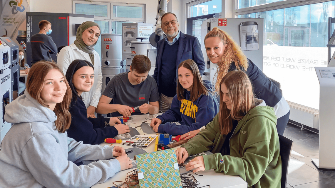 Hr. Dr. Kulitz mit den Schülerinnen am ESTA Girls Day Hr. Dr. Kulitz mit den Schülerinnen am ESTA Girls Day