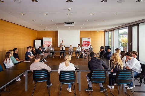 ESTA Azubi-Polit-Talk im Landratsamt Neu-Ulm ESTA Azubi-Polit-Talk im Landratsamt Neu-Ulm