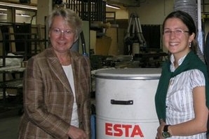 Jessica Kulitz zeigt Annette Schavan die Absauganlagen von ESTA.