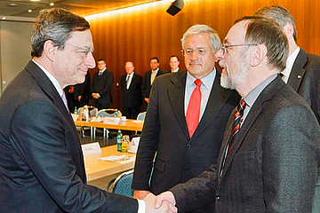Mario Draghi begrüßt Dr. Kulitz in Berlin.