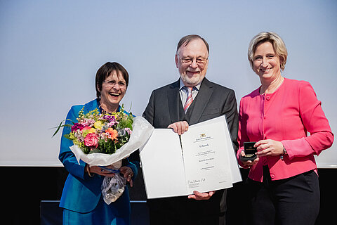 Dr. Peter Kulitz, ESTA Geschäftsführer, freut sich mit seiner Frau Ulrike Kulitz (links) über die von Wirtschaftsministerin Dr. Nicole Hoffmeister-Kraut (rechts) verliehene Wirtschaftsmedaille des Landes Baden-Württemberg. Quelle: Jürgen Kappelmeier